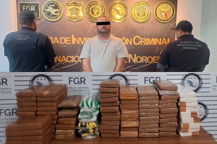 Personal de la FGR inspeccionando un tractocamión donde fueron asegurados 88 kilogramos de fentanilo en Sonora.