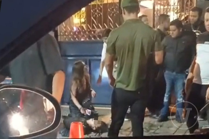 Acordonamiento de la avenida Latinoamericana tras el ataque armado en Uruapan donde falleció un músico.