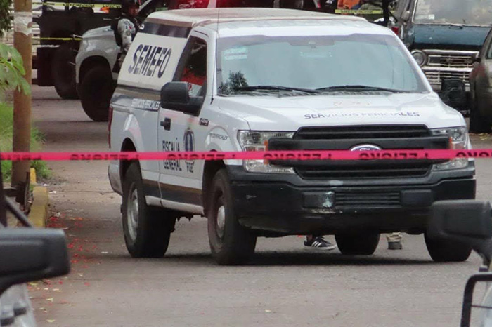 Agentes investigadores de la Fiscalía General del Estado resguardan la calle tras el homicidio en la colonia Lomas de Santiaguito en Sahuayo.