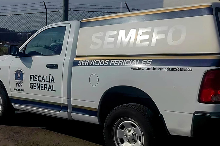 Elementos periciales y policiacos resguardan la escena del crimen tras el homicidio de un jornalero en Buenavista Tomatlán.