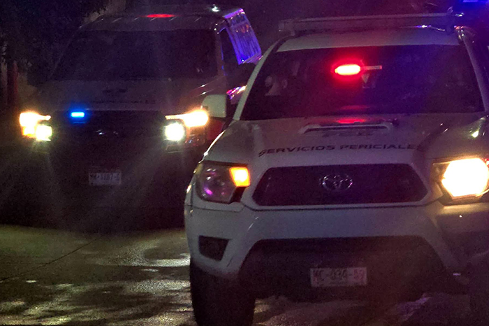 Unidades de la Fiscalía General del Estado en la escena donde fue localizada una camioneta con una víctima por arma de fuego.