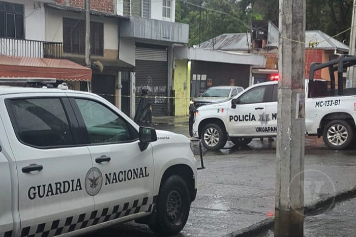 Acordonamiento policial en la escena del crimen a un costado de la Unidad Deportiva de Uruapan tras un ataque armado.
