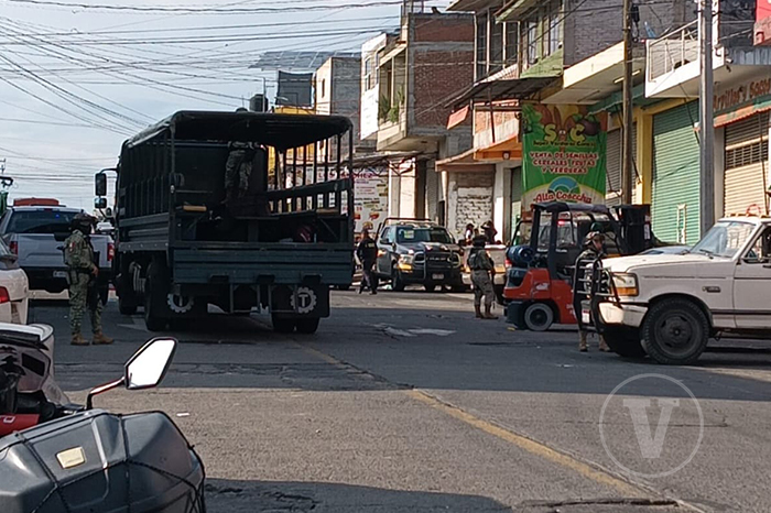 Acordonamiento policiaco en las inmediaciones del Mercado de Abastos de Morelia tras un ataque armado.