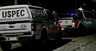Elementos de la Fiscalía General del Estado procesando la escena del crimen a la orilla de la carretera Morelia-Maravatío.