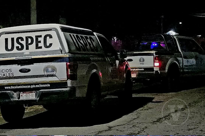Elementos de la Fiscalía General del Estado procesando la escena del crimen a la orilla de la carretera Morelia-Maravatío.