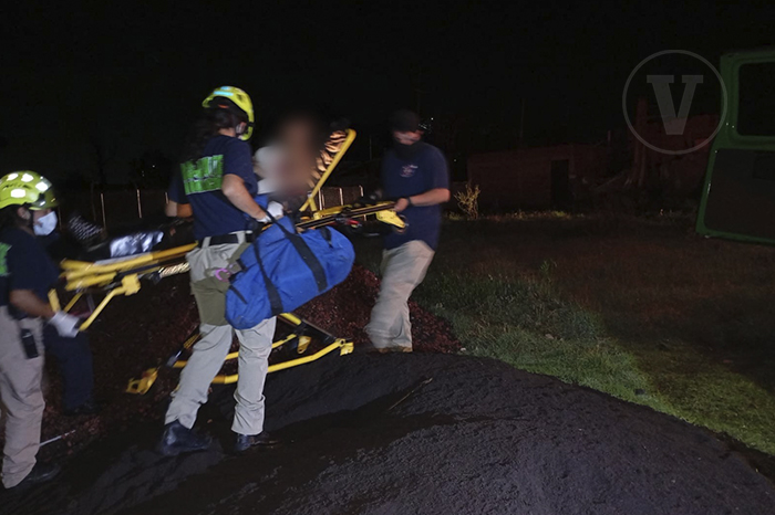 Personal de servicios de emergencia atendiendo a una persona lesionada en la ciudad de Zamora.