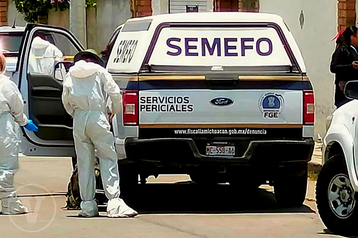 Elementos de la Fiscalía General del Estado durante el procesamiento de la escena del crimen en Tarímbaro.