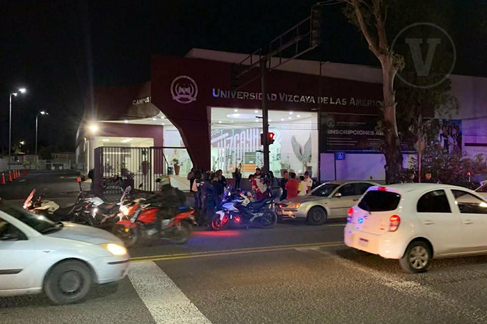 Unidades de la Guardia Civil de Seguridad Vial atendiendo el reporte de atropellamiento sobre la avenida Madero Poniente.