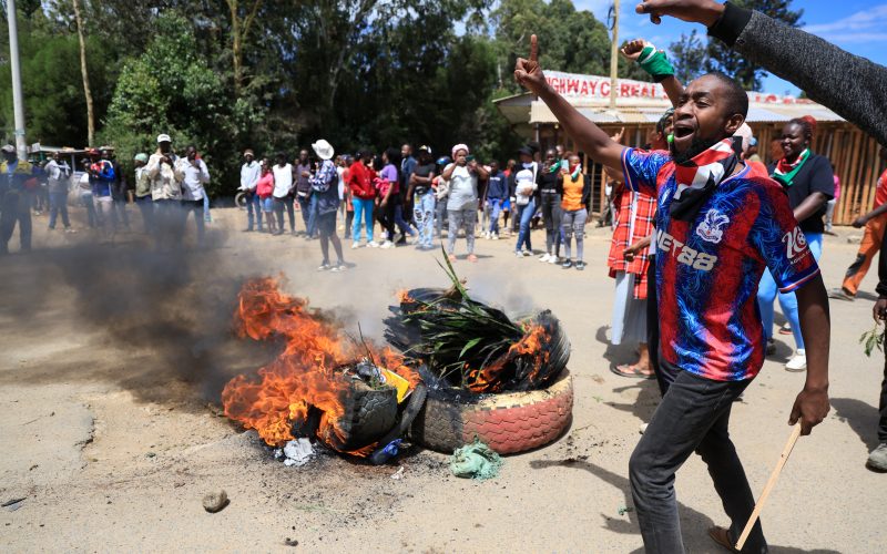 Manifestantes en la ciudad de Nanyuki portando banderas de Kenia y protestando contra el centro de ébola.