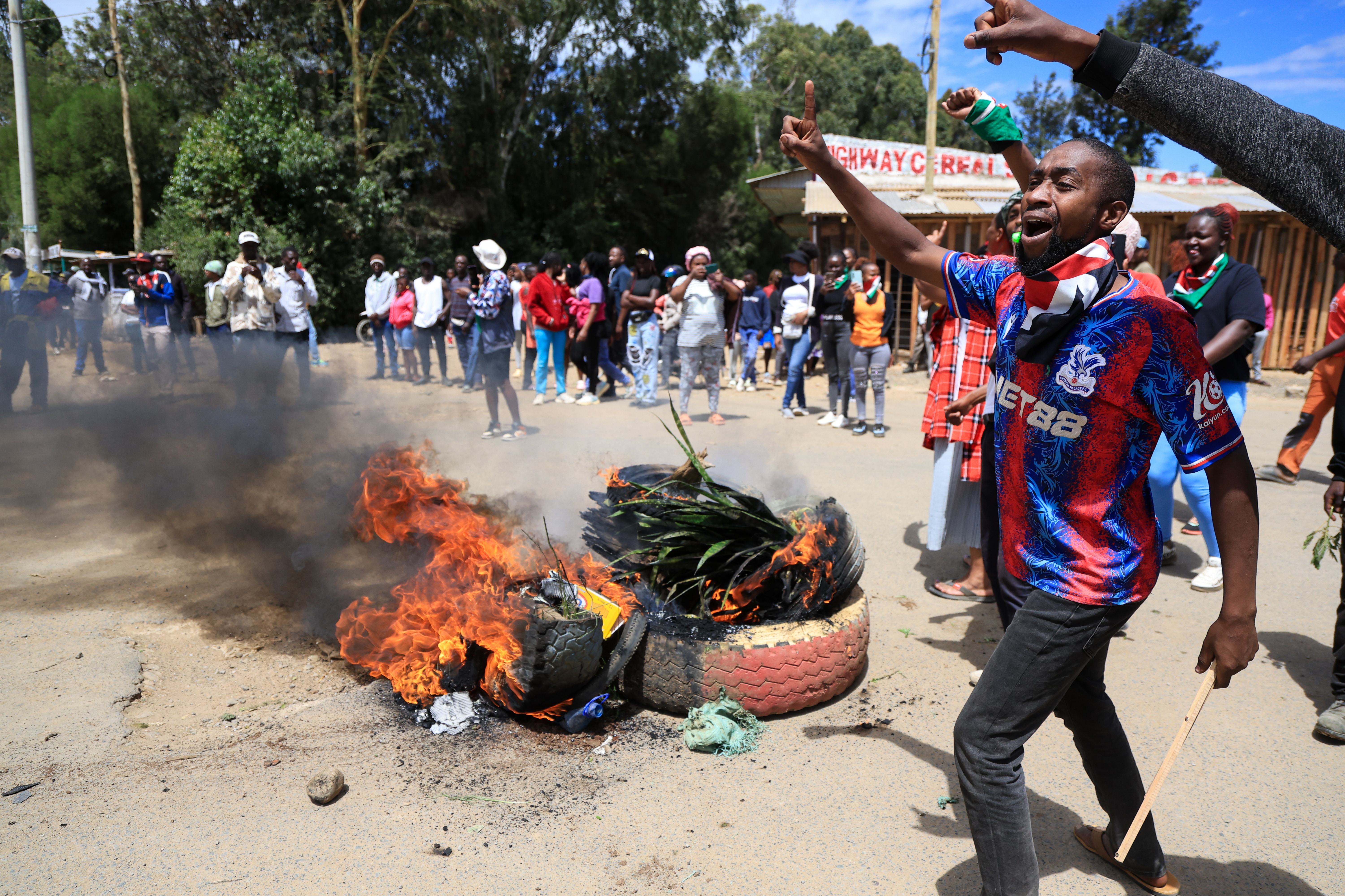 Manifestantes en la ciudad de Nanyuki portando banderas de Kenia y protestando contra el centro de ébola.