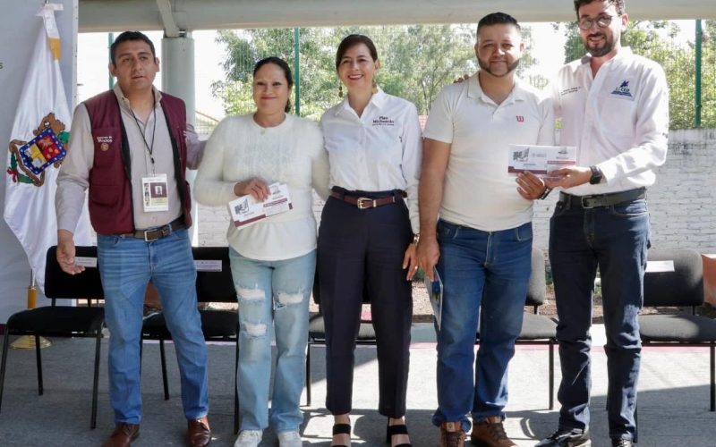 Estudiantes de secundaria con uniformes escolares saliendo de una institución pública en Michoacán.
