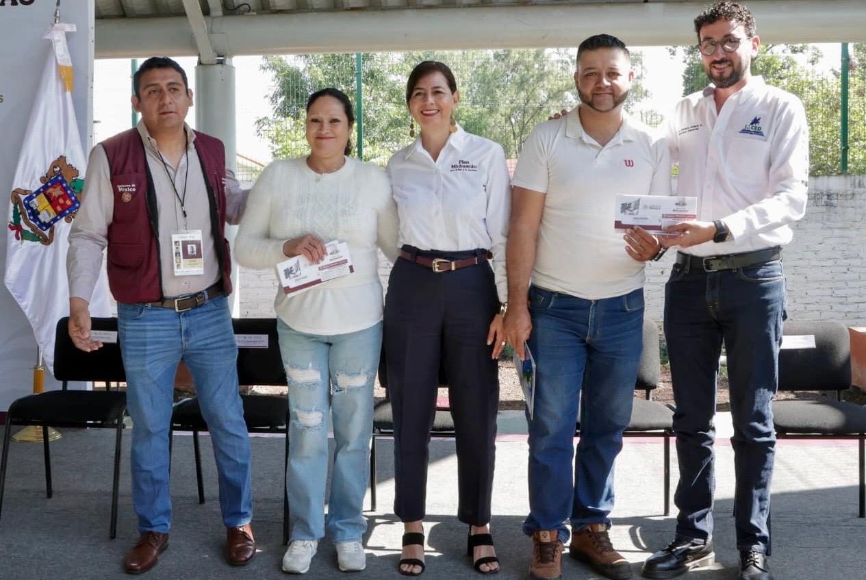Estudiantes de secundaria con uniformes escolares saliendo de una institución pública en Michoacán.