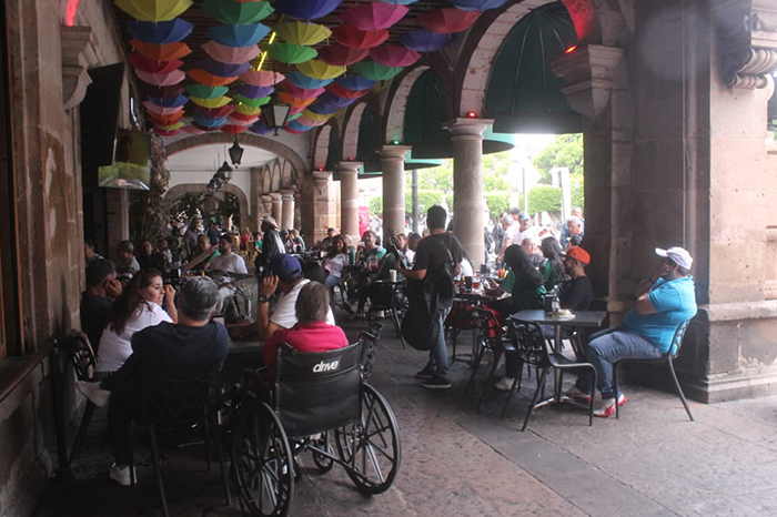 Comercios locales y restaurantes celebrando la derrama económica tras el partido inaugural del Mundial.