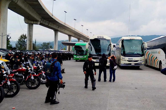 Elementos de seguridad resguardaron la zona de peaje ante la presencia de los manifestantes de Guerrero.