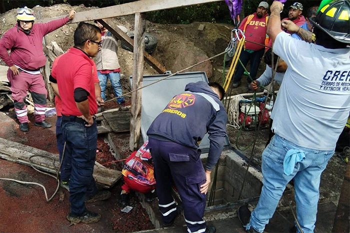 Elementos del cuerpo de Bomberos de Zitácuaro con equipo especializado de rescate en un operativo nocturno.