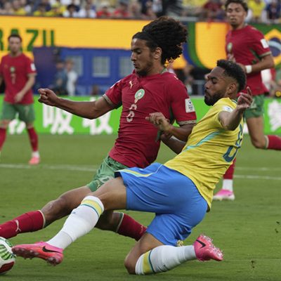 Matheus Cunha (d) de Brasil disputa el balón con Ayyoub Bouaddi de Marruecos.