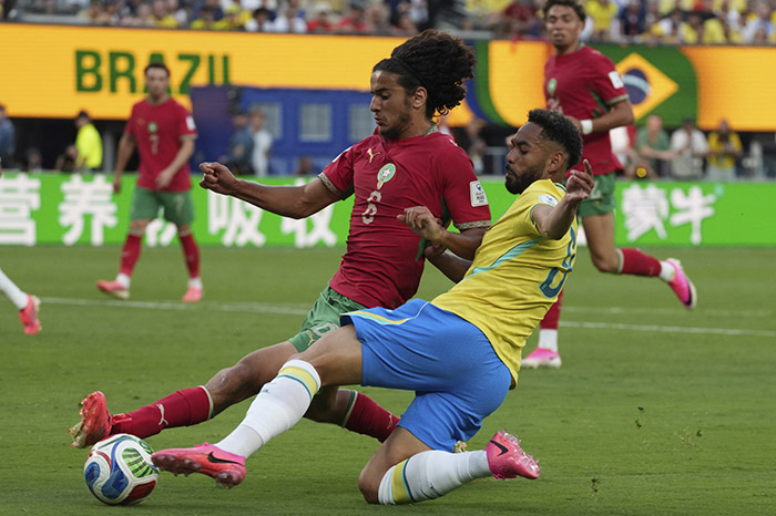 Matheus Cunha (d) de Brasil disputa el balón con Ayyoub Bouaddi de Marruecos.