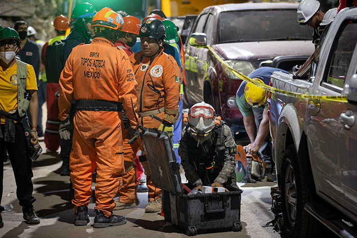 Integrantes de la brigada mexicana de rescate Los Topos en Venezuela listos para apoyar en las zonas afectadas por el terremoto.