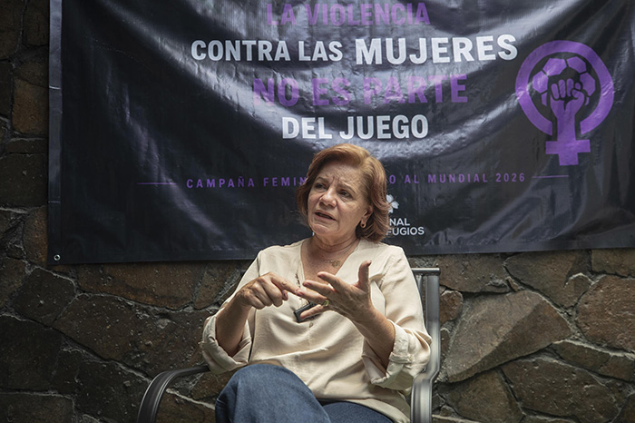 Personal especializado de la Red Nacional de Refugios distribuye información sobre prevención de violencia de género en espacios públicos.