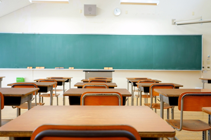 Salón de clases vacío por suspensión de actividades.
