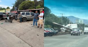 Un camión de carga destrozado tras impactarse contra un anuncio espectacular durante el accidente en Santa Clara de Valladares.