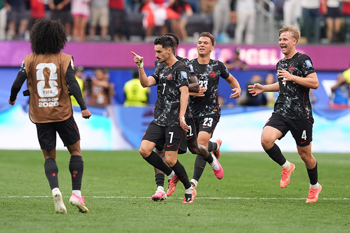 Jugadores de la Selección de Canadá celebrando el gol de la victoria que los clasifica a los octavos de final del Mundial.