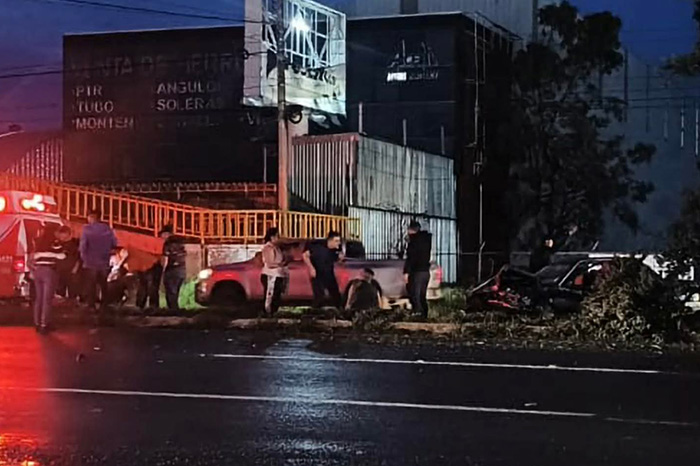 Unidades de emergencia y bomberos atendiendo el choque múltiple tipo carambola en Morelia, sobre la salida a Salamanca.