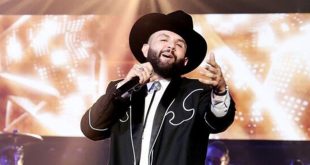 El cantante mexicano Carín León con sombrero vaquero en el escenario durante su concierto en el Nu Stadium de Miami.