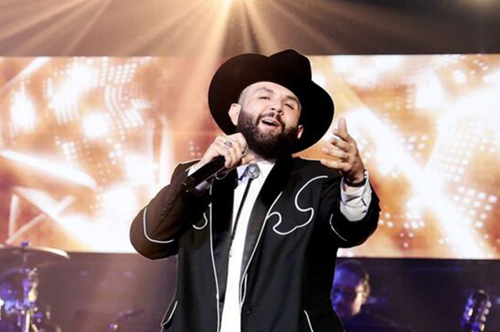 El cantante mexicano Carín León con sombrero vaquero en el escenario durante su concierto en el Nu Stadium de Miami.
