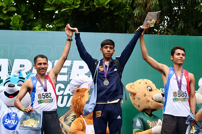 Familias y deportistas participando en la Carrera Michoacán por el Jaguar en Morelia.