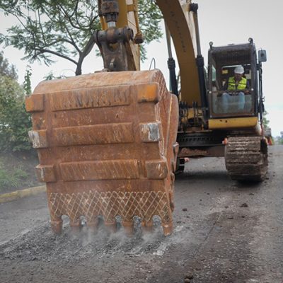 Maquinaria pesada iniciando la adecuación del carril confinado para el sistema de transporte Morebús en Morelia.
