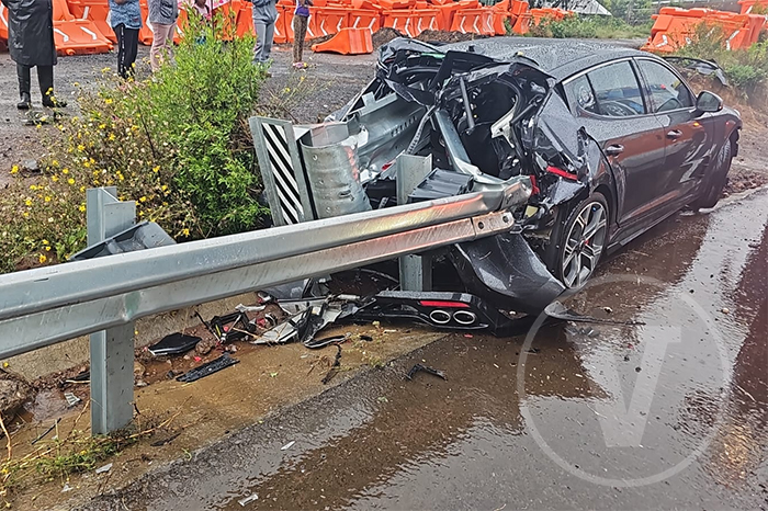 Vehículo accidentado contra la barrera metálica en la autopista Siglo XXI.
