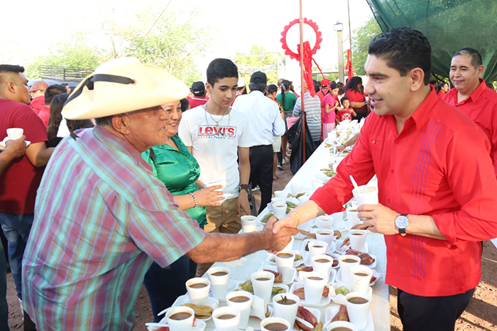 Habitantes de Huetamo celebrando el 473 aniversario de la fundación del municipio en la loma de La Alameda.