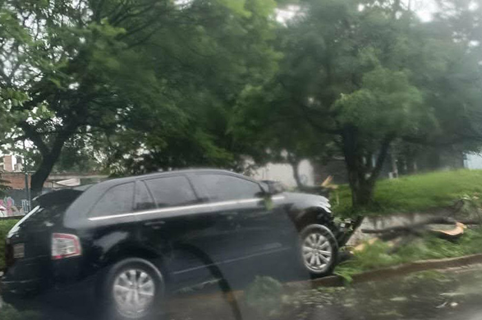 Camioneta negra impactada contra un árbol en el camellón central del Libramiento Norponiente de Morelia con elementos de emergencia atendiendo la escena.