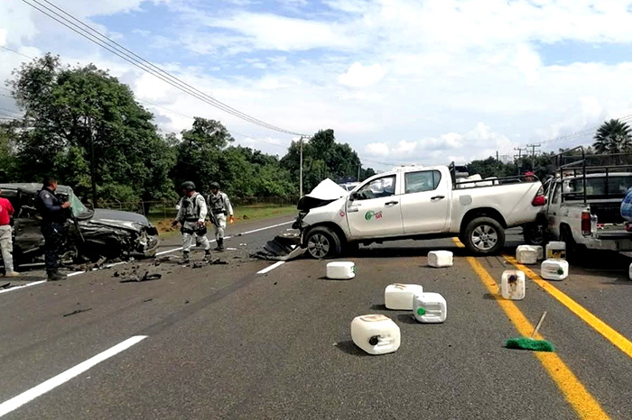 Aparatoso choque en la carretera Uruapan-Paracho que involucró a dos camionetas.
