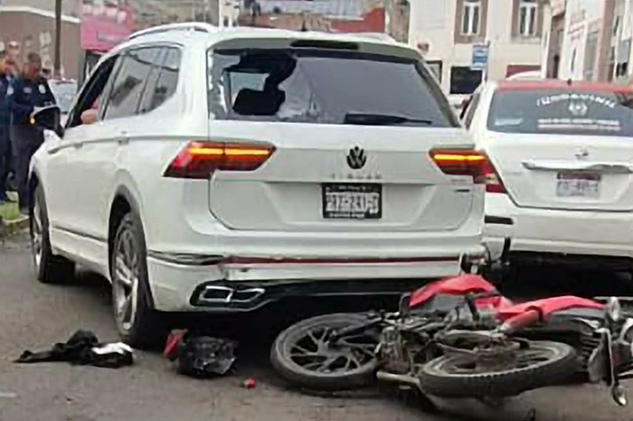 Motociclista herido tras un choque de moto contra una camioneta en el Centro Histórico de la ciudad de Morelia.