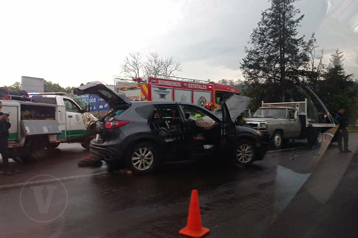 Personal de rescate y protección civil atendiendo un choque entre dos camionetas en la carretera Morelia-Pátzcuaro.