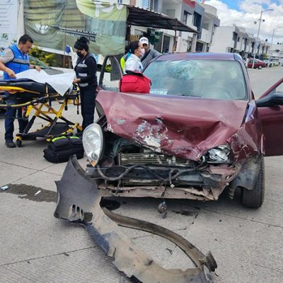 Accidente y choque en Jardín de la Montaña en Morelia con paramédicos auxiliando