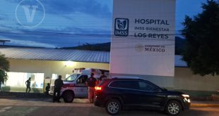 Unidades de emergencia atendiendo el sitio del choque entre dos motocicletas en calles del centro de Los Reyes.
