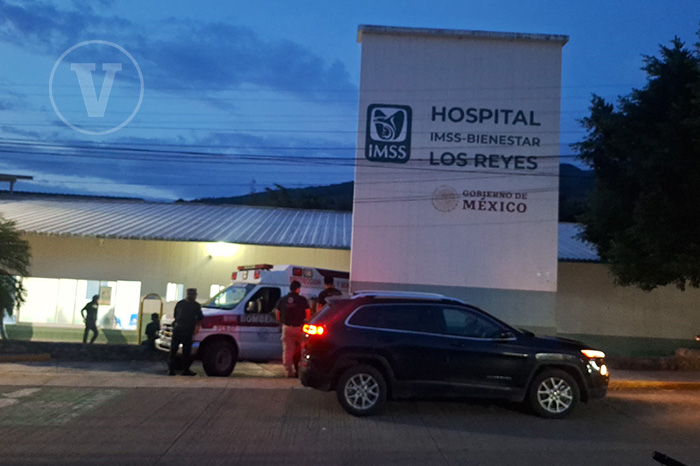 Unidades de emergencia atendiendo el sitio del choque entre dos motocicletas en calles del centro de Los Reyes.
