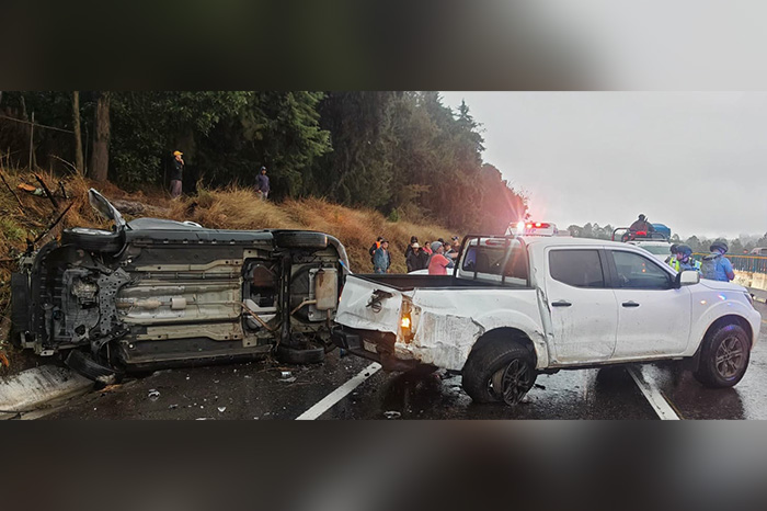 Camioneta volcada de costado y pick-up chocada tras un accidente en la autopista Siglo XXI.