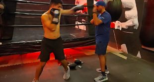 Jóvenes entrenando en las clases gratuitas del programa Boxeando por la Paz en Michoacán.