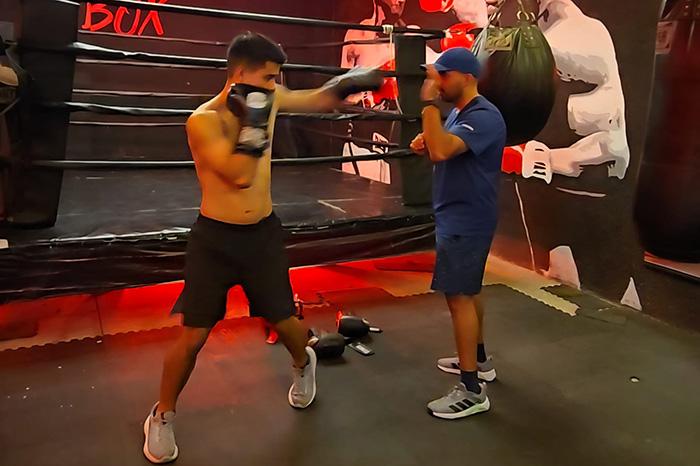 Jóvenes entrenando en las clases gratuitas del programa Boxeando por la Paz en Michoacán.