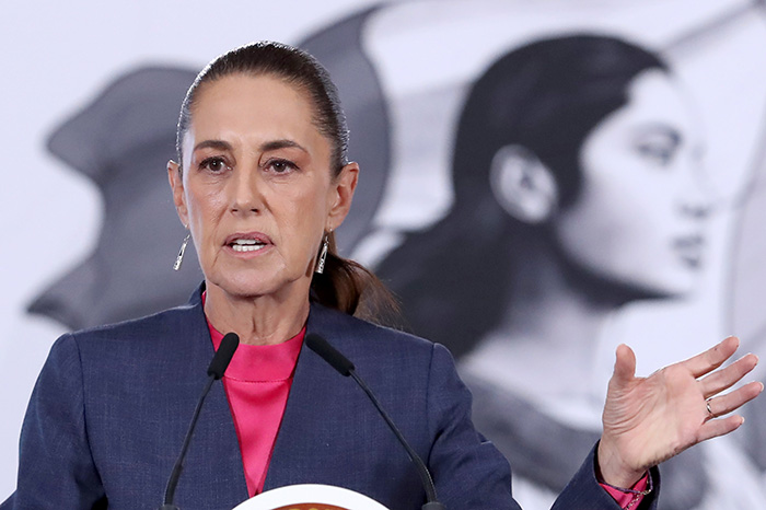 La presidenta Claudia Sheinbaum durante su conferencia matutina hablando sobre la comercialización del fútbol.
