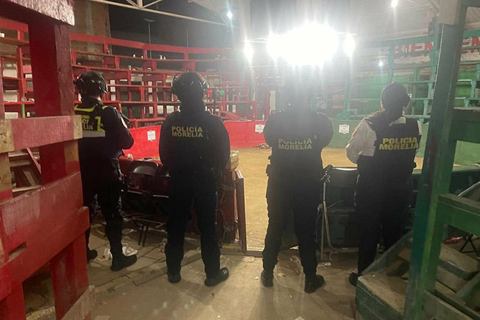 Elementos de seguridad resguardando el palenque clandestino en la colonia Vasco de Quiroga tras su clausura.