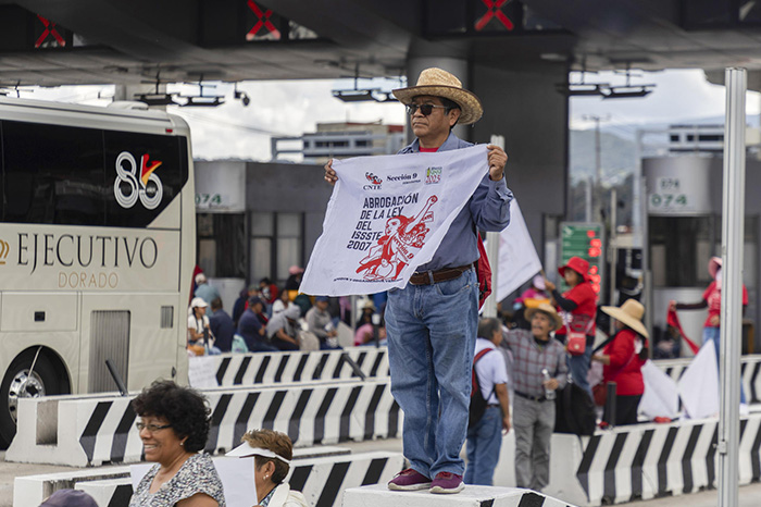 Integrantes de la CNTE durante las jornadas de protesta en carreteras.