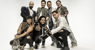 Siete de los exmiembros de la agrupación musical posando juntos para el anuncio de la gira Menudo 50 Aniversario.