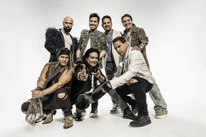 Siete de los exmiembros de la agrupación musical posando juntos para el anuncio de la gira Menudo 50 Aniversario.