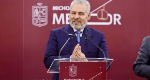 El gobernador de Michoacán, Alfredo Ramírez Bedolla, durante su posicionamiento oficial contra la decisión del INE.