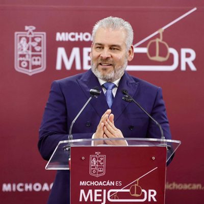 El gobernador de Michoacán, Alfredo Ramírez Bedolla, durante su posicionamiento oficial contra la decisión del INE.